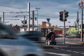 Thumbnail: , Rollstuhlfahrer-Holländische Straße, Kassel | (c) Carsten Simon